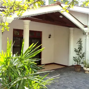 Guest house Layathraa